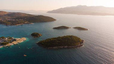 Arnavutluk 'taki güzel kumlu Ksamil plajı.