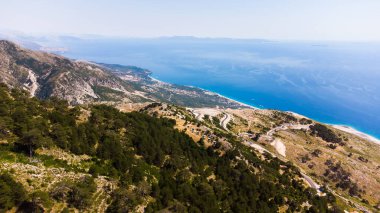 Arnavutluk 'taki Llogara geçidinde dağlarda yol.