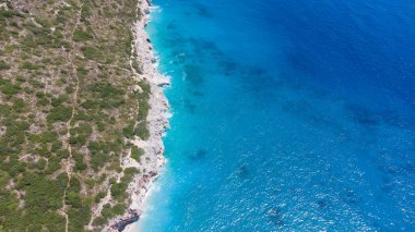 Adriyatik kıyısında dağlarla kaplı tipik bir Arnavut manzarası. Arnavutluk, Avrupa 'da güneşli bir sabah. Seyahat konsepti arka planı.