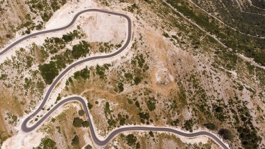 Arnavutluk 'un dağlarında yol.