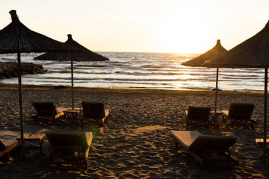 Kumsalda saman şemsiyeler