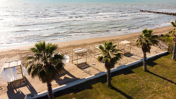 Playa de arena aérea, vista superior de una hermosa playa de arena aérea con las olas rodando en la orilla — Foto de Stock