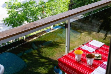 Arnavutluk 'ta dağ manzaralı balkon, Theth Vadisi