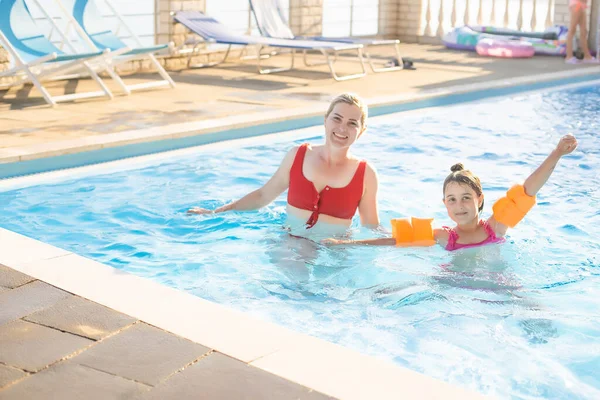 Mutter und Tochter spielen im Schwimmbad — Stockfoto