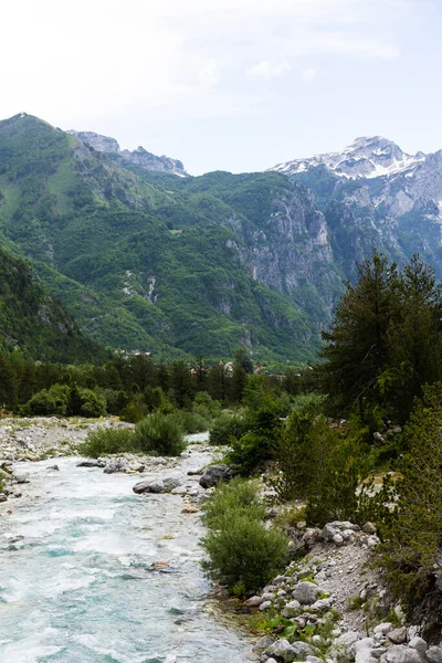 Paysage de montagne dans le parc national Theth dans les Alpes albanaises. — Photo