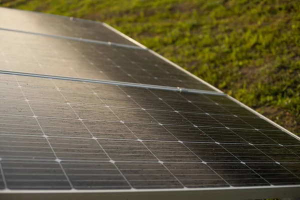 Fotovoltaïsche energie uit natuurlijke bronnen in zonne-energie — Stockfoto