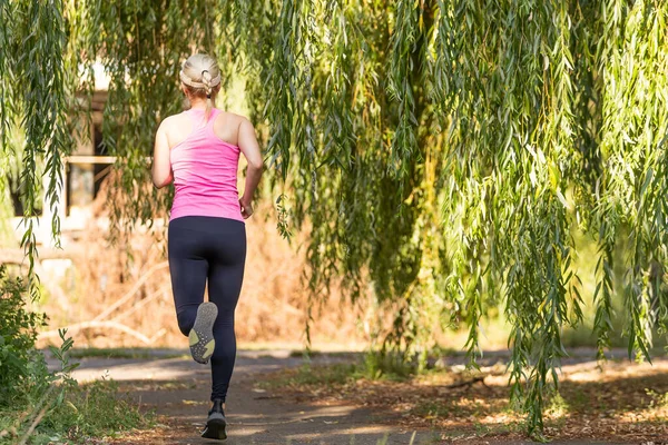 Jogging mulher correndo no parque — Fotografia de Stock