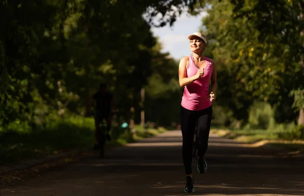 Fiatal fitness nő futó atléta fut az úton — Stock Fotó