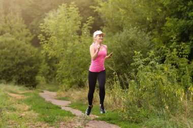 Kırsal bir yolda koşan genç bayan.