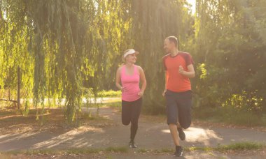 Bir kadın ve bir erkek spor için ormana giderler.