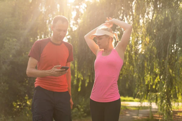 Sport urbani - jogging di coppia per il fitness in città in una bella giornata estiva — Foto Stock