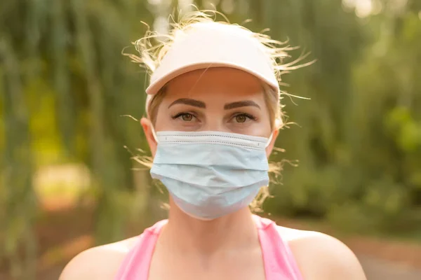 Dowódca-19. kobieta s idzie do sportu na ulicy boisko sportowe podczas pandemii. Koronawirus w Europie. — Zdjęcie stockowe