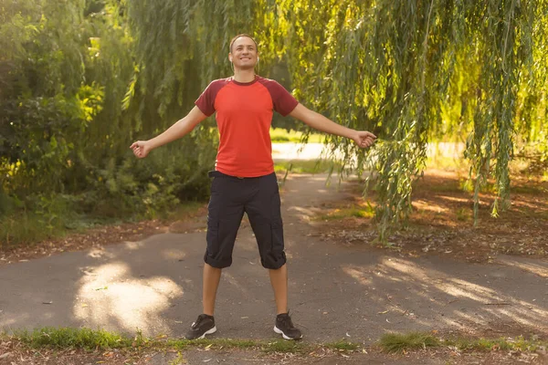 Parktaki mutlu adam. Sağlıklı yaşam tarzı kavramı