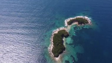 Gökyüzü manzarası, Arnavutluk 'taki cennet plajı, Ksamil, su koyundaki güzel ada, tatiller, tatil konsepti..