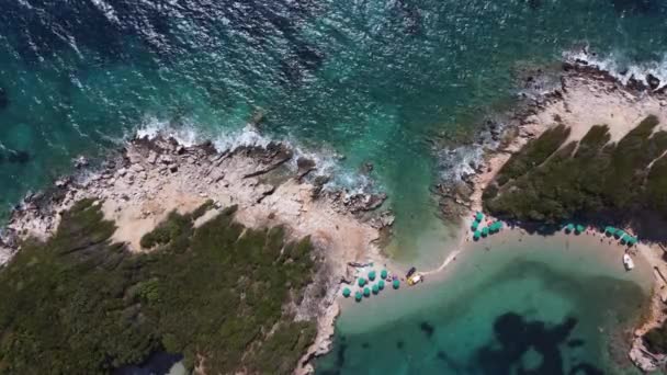 Idilliaca costa tropicale vista aerea, spiaggia paradisiaca in Albania, Ksamil, bellissima isola nella baia d'acqua, vacanze, concetto di vacanza. — Video Stock