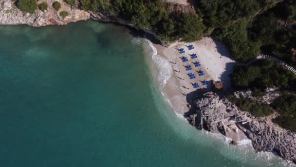美しい海の景色。アルバニアのイオニア海沿岸のビーチ,ドローンからの眺め — ストック動画