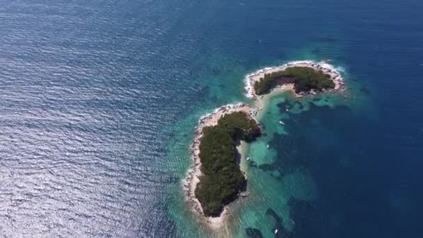 Idilliaca costa tropicale vista aerea, spiaggia paradisiaca in Albania, Ksamil, bellissima isola nella baia d'acqua, vacanze, concetto di vacanza. — Video Stock