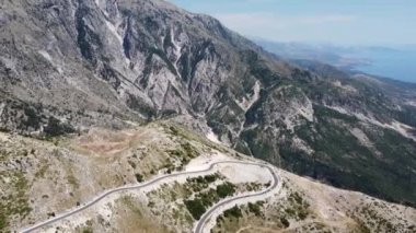 Arnavutluk 'taki Llogara geçidinde dağlarda yol.