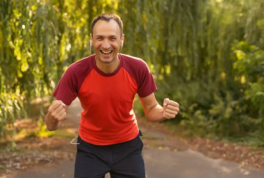 Parktaki mutlu adam. Sağlıklı yaşam tarzı kavramı