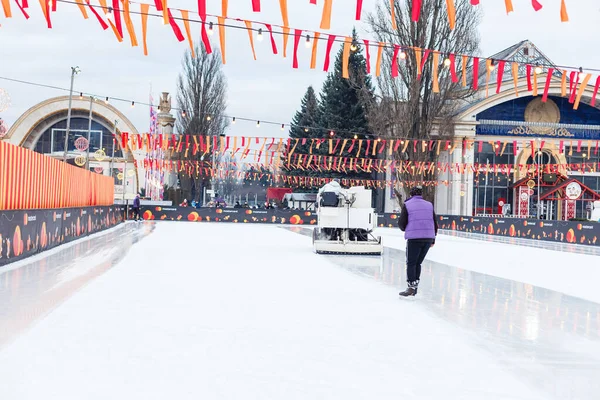 Kiev, UKRAINE - 26 januari 2020 Winterland vdnh tentoonstelling ingericht voor nieuwjaar en kerstvakantie. ijsbaan — Stockfoto