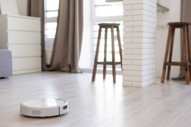 Yerde robotik süpürge var.