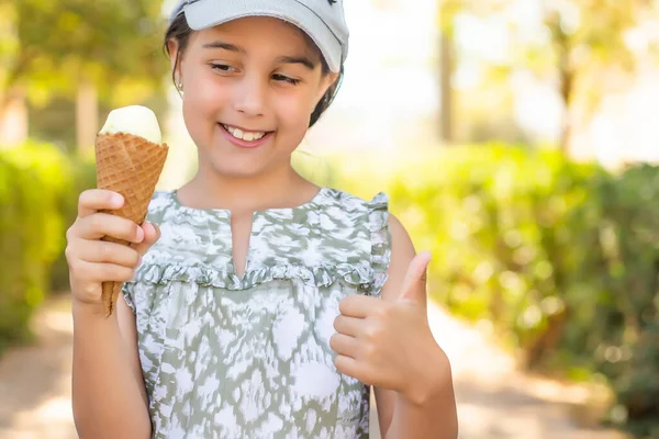 Hermosa niña come helado en el verano — Foto de Stock