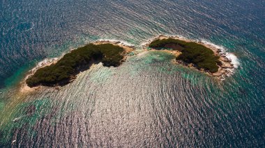 Arnavutluk 'taki güzel kumlu Ksamil plajı.
