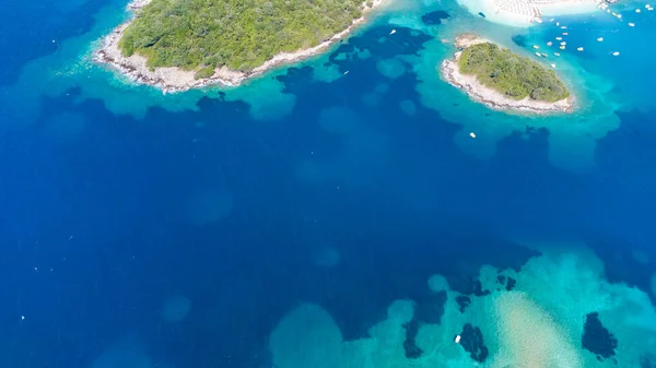 Letecký pohled z dronu do Ksamilu v Albánii — Stock fotografie