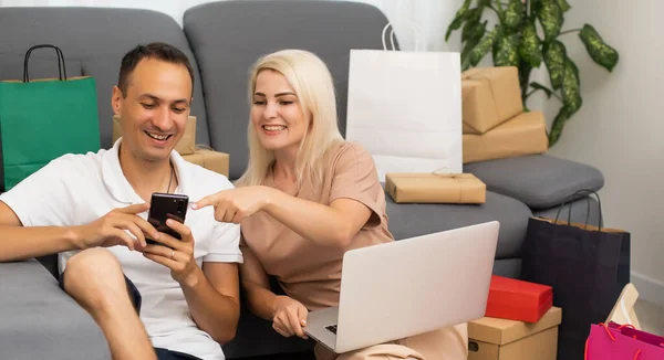 Casal jovem em casa comprando na internet — Fotografia de Stock