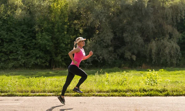 Fiatal fitness nő futó atléta fut az úton — Stock Fotó