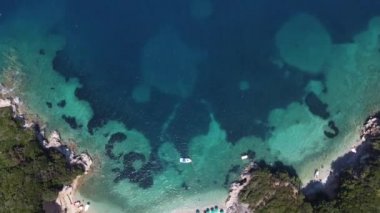 Güzel deniz manzarası. Arnavutluk 'ta İyon Denizi kıyısındaki sahil, İHA' dan görüntü