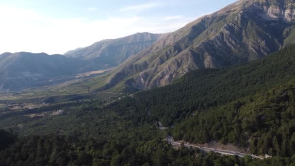 Silnice v horách na průsmyku Llogara v Albánii. — Stock video