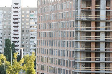 İnşaat alanı. İskele iskelesi. Bina iskeleti. Tamamlanmamış binanın dışı. Modern inşaat mühendisliği. İnşaat endüstrisi