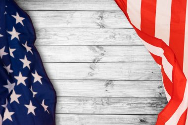 Beyaz ahşap arka planda klasik Amerikan bayrağından yapılan mutlu anma günü konsepti