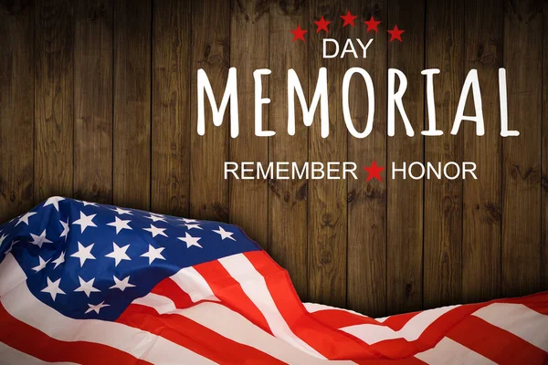 Šťastný Den obětí války. Americké vlajky s textem REMEMBER HONOR na pozadí tabule. — Stock fotografie