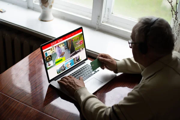 Mulher compras on-line usando seu laptop em casa — Fotografia de Stock