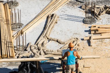 İnşaat alanındaki devasa metal yapı, hava manzarası.