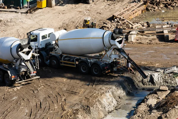 Pracownicy wykonują metalowe zbrojenie fundamentów betonowych — Zdjęcie stockowe