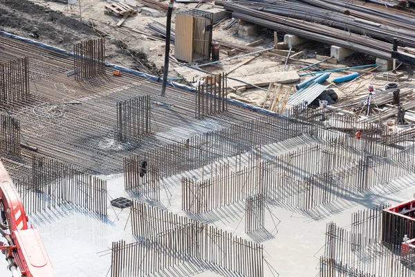 Ogromna konstrukcja metalowa na placu budowy, widok z powietrza — Zdjęcie stockowe