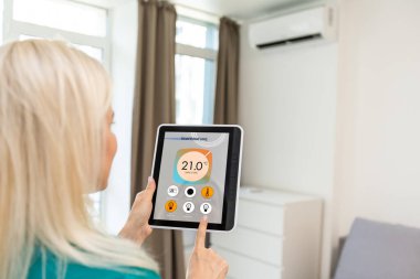 Evdeki kadın akıllı ekran, otomasyon iç sistemi kullanıyor