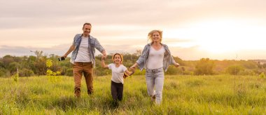 Aile bir tarlada yürüyor.