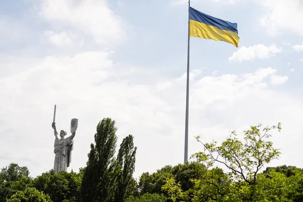 Monumento em Kiev - Rodina - Mãe no fundo do céu — Fotografia de Stock