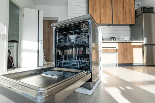 Open integrated dishwaher machine in a modern kitchen — Stock Photo, Image