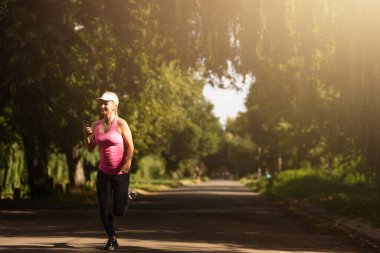 Orman alanı çalışan kadın ağaçlık, eğitim ve egzersiz için iz maraton dayanıklılık çalıştırın. Fitness sağlıklı yaşam konsepti