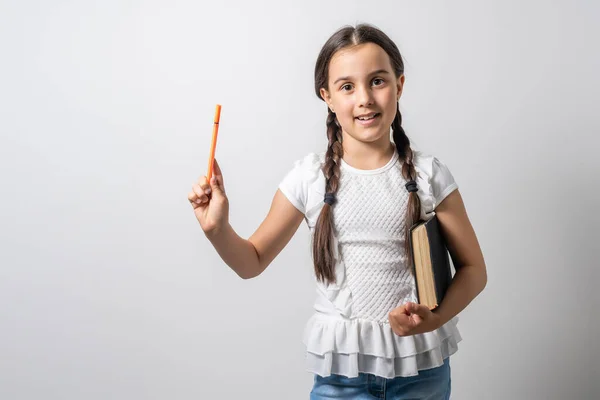 Porträtt av en leende liten skolflicka — Stockfoto