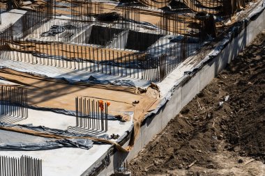 İnşaat alanındaki devasa metal yapı, hava manzarası.