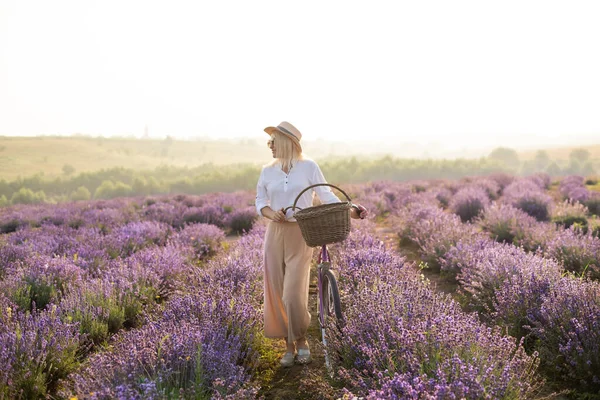 Mulher bonita no campo de lavanda — Fotografia de Stock