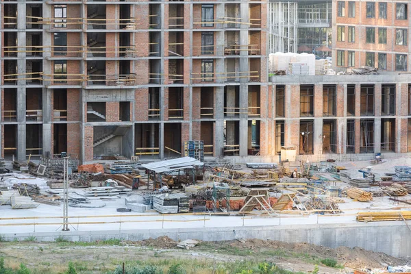 Staveniště. Lešení. Stavební rám. Exteriér nedokončeného objektu. Moderní stavební inženýrství. Stavební průmysl — Stock fotografie