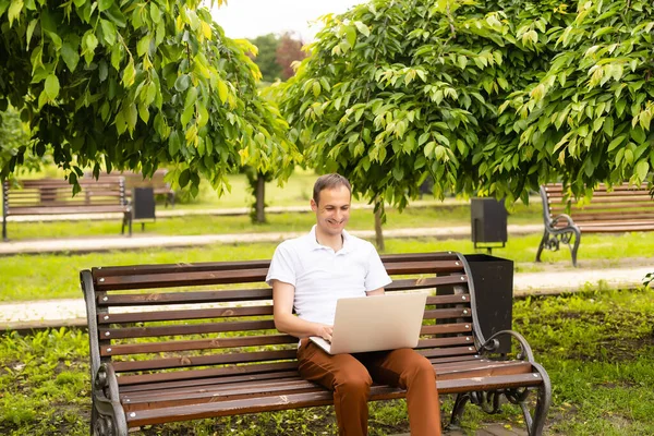 户外事务，公园里有手提电脑的人 — 图库照片