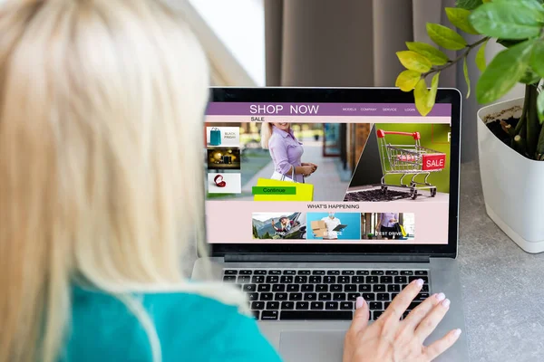 Vrouw online winkelen met behulp van haar laptop thuis — Stockfoto